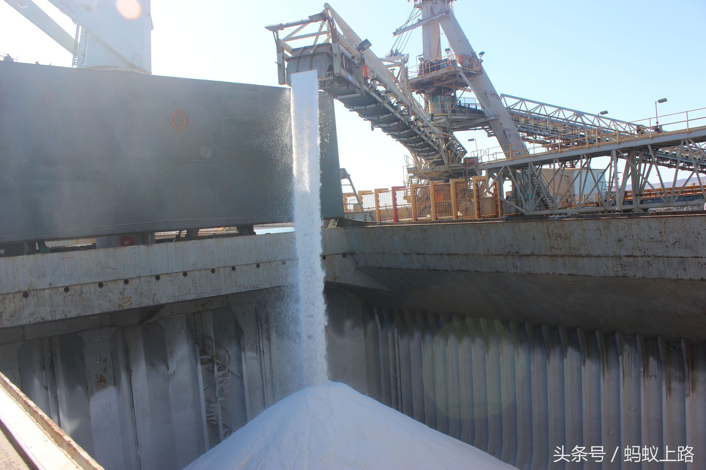 澳大利亚丹皮尔盐场,澳大利亚丹皮尔盐业运盐汽车