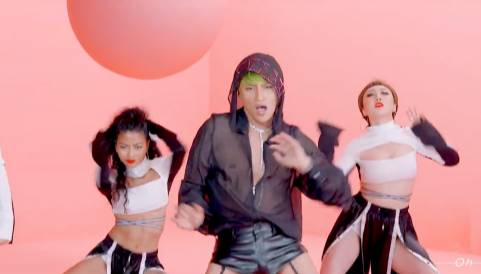 这一次，王书记和宋大嘴终于喷到了一个壶里