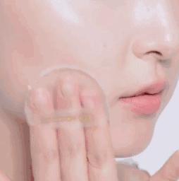 就用30块钱狂收当季爆款彩妆,“带货”女王们的梳妆台超魔性!