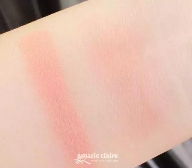 就用30块钱狂收当季爆款彩妆,“带货”女王们的梳妆台超魔性!