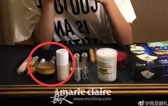 就用30块钱狂收当季爆款彩妆,“带货”女王们的梳妆台超魔性!