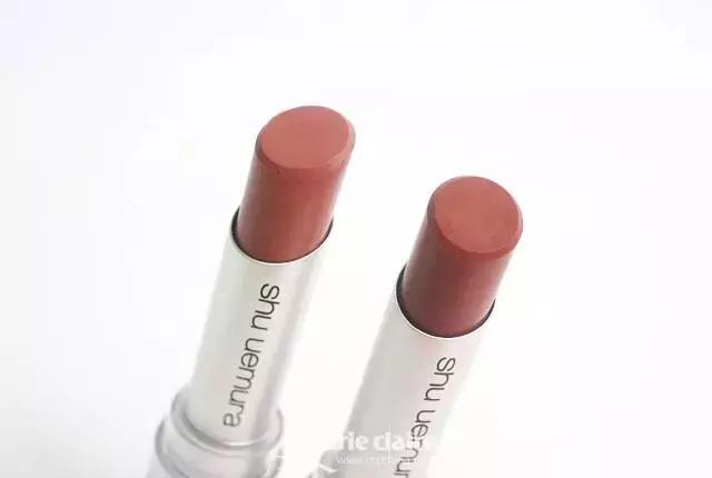 就用30块钱狂收当季爆款彩妆,“带货”女王们的梳妆台超魔性!