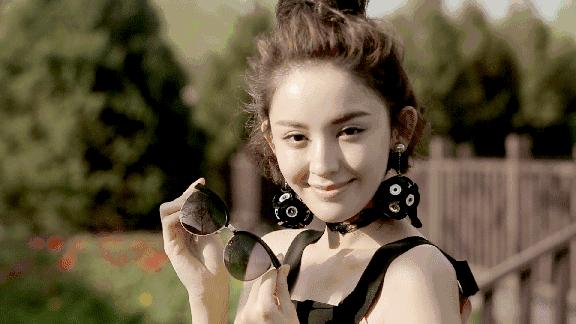 就用30块钱狂收当季爆款彩妆,“带货”女王们的梳妆台超魔性!