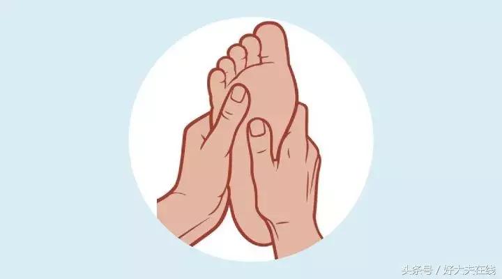 如何判断脚上长的是不是鸡眼,怎么确定脚底长的是鸡眼还是囊肿