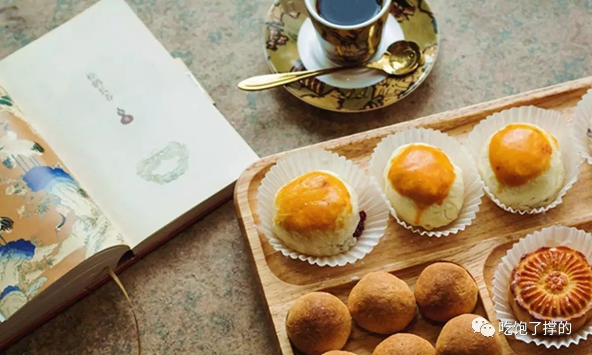 这是一枚用饱含阳光雨露的新鲜玫瑰花做的鲜花饼