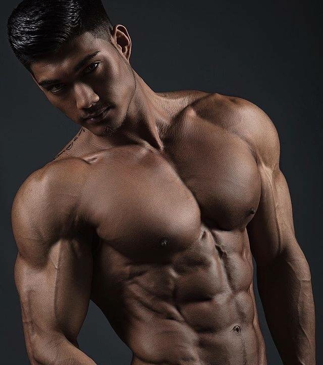 哑铃锻炼下胸肌训练动作,站姿哑铃练胸中缝肌正确的方法