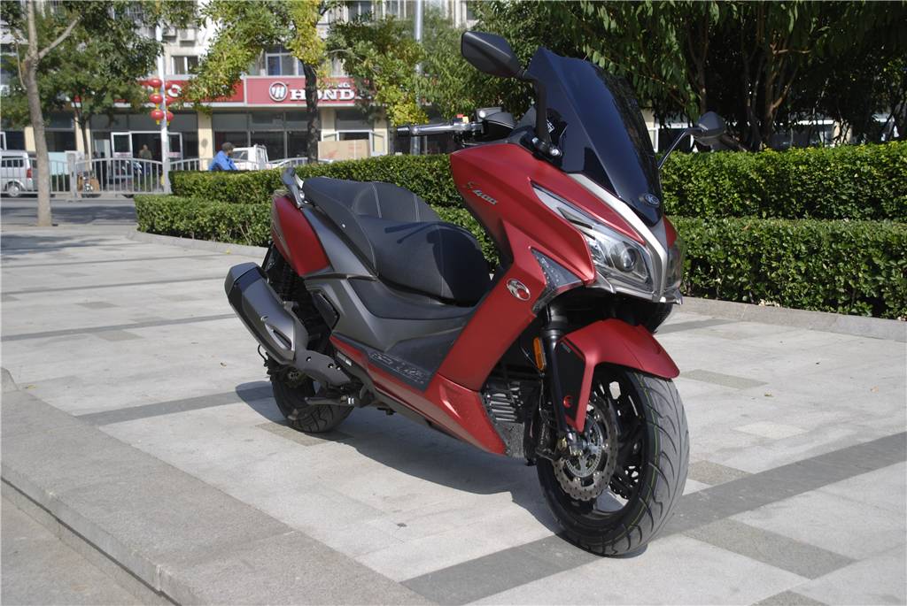 光阳400赛艇纪念版和普通版区别,光阳赛艇400对比宝马c400x