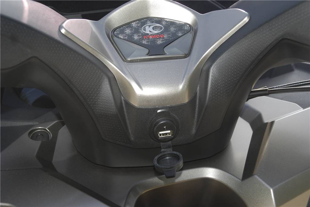 光阳400赛艇纪念版和普通版区别,光阳赛艇400对比宝马c400x