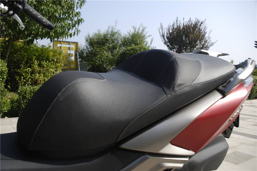 光阳400赛艇纪念版和普通版区别,光阳赛艇400对比宝马c400x