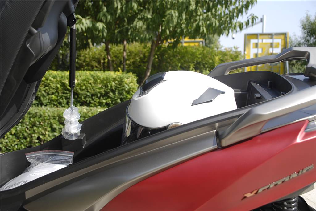 光阳400赛艇纪念版和普通版区别,光阳赛艇400对比宝马c400x