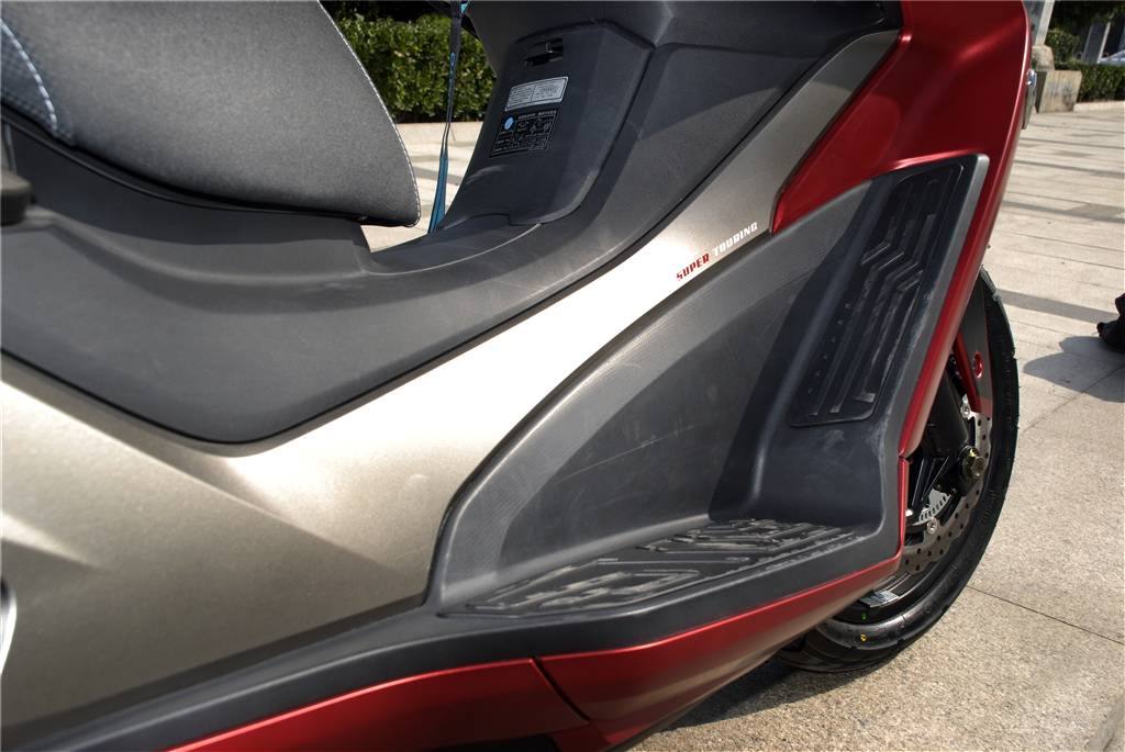 光阳400赛艇纪念版和普通版区别,光阳赛艇400对比宝马c400x