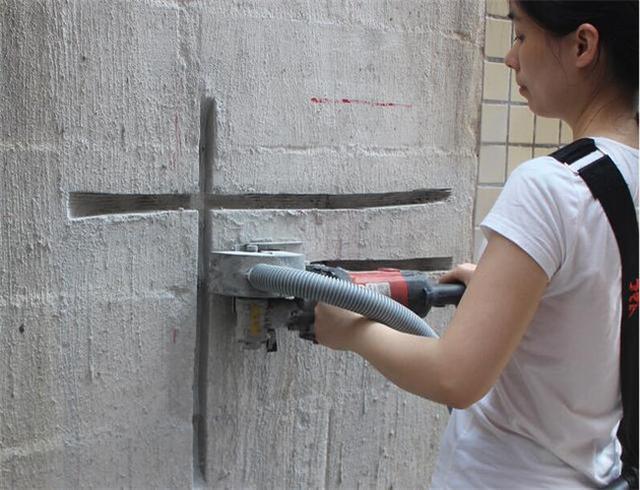 600一天的水电工就是好，地面根本不用开槽，连女人也可以开槽！