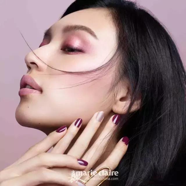 就用30块钱狂收当季爆款彩妆,“带货”女王们的梳妆台超魔性!