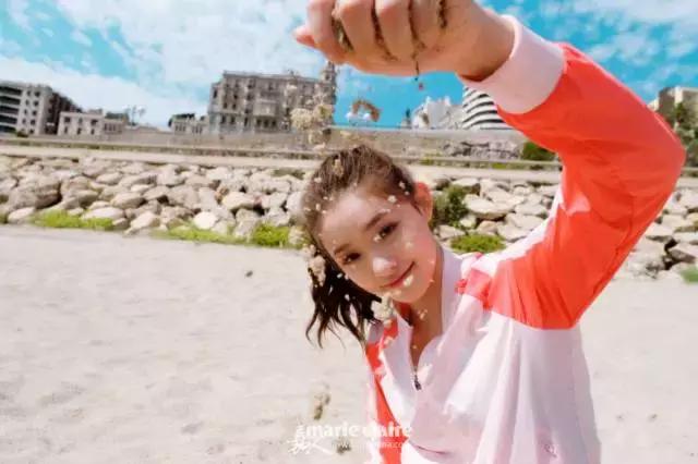 就用30块钱狂收当季爆款彩妆,“带货”女王们的梳妆台超魔性!