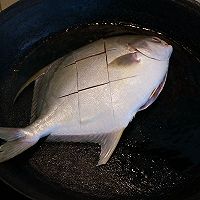 红烧鲳鱼用黄豆酱做法,红烧鲳鱼豆腐家常做法