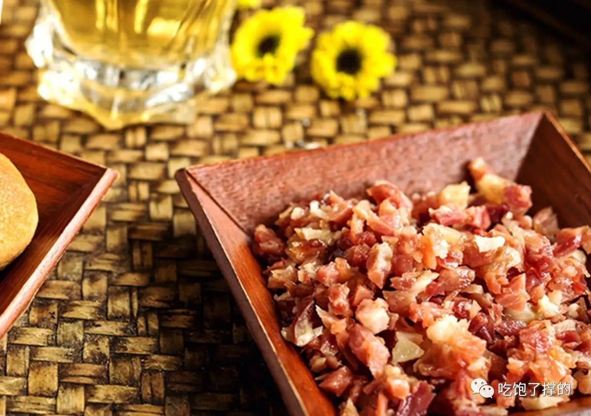 这是一枚用饱含阳光雨露的新鲜玫瑰花做的鲜花饼