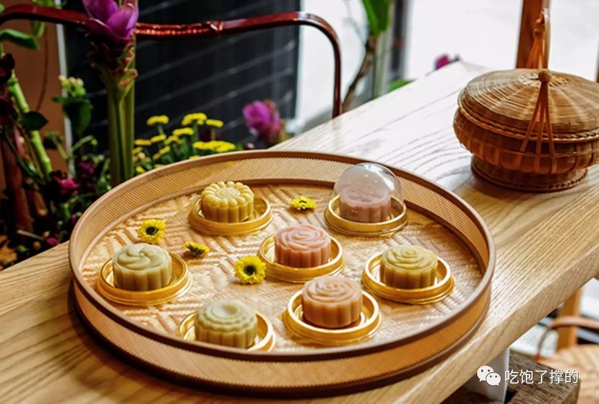 这是一枚用饱含阳光雨露的新鲜玫瑰花做的鲜花饼