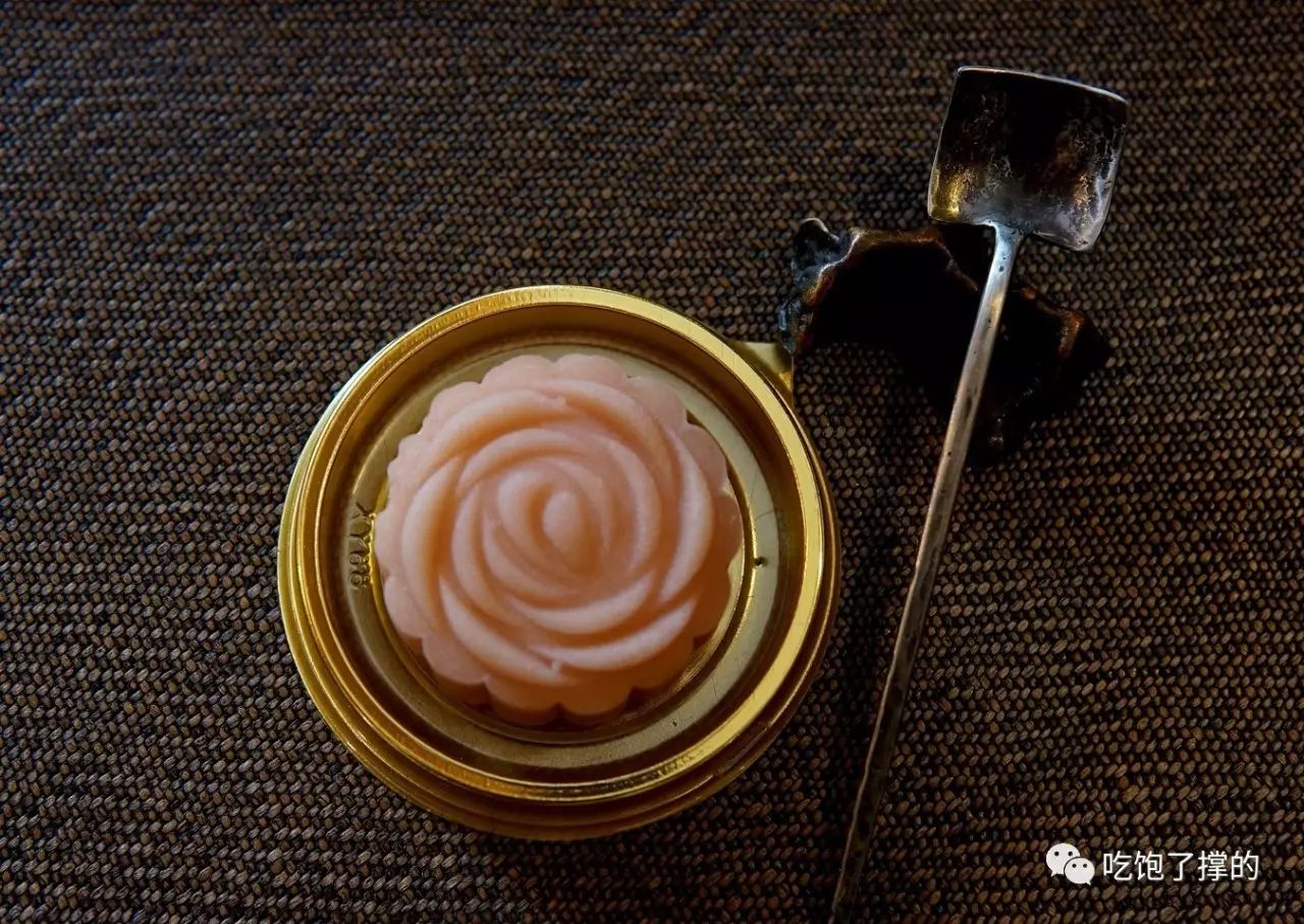 这是一枚用饱含阳光雨露的新鲜玫瑰花做的鲜花饼