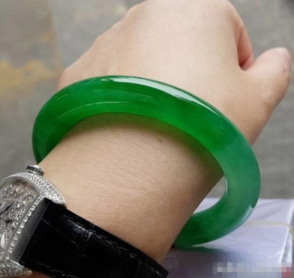 满绿手镯三秒钟做一个,有人因此被骗130万,看得我眼珠都掉了