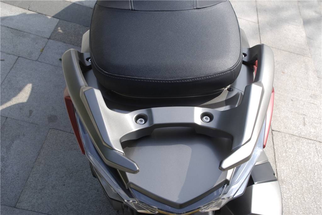 光阳400赛艇纪念版和普通版区别,光阳赛艇400对比宝马c400x