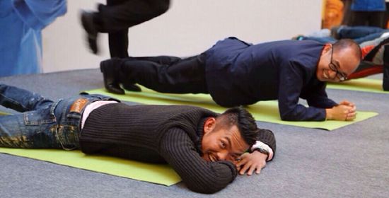 平板支撑一分钟练出腹肌,平板支撑怎样锻炼腹肌