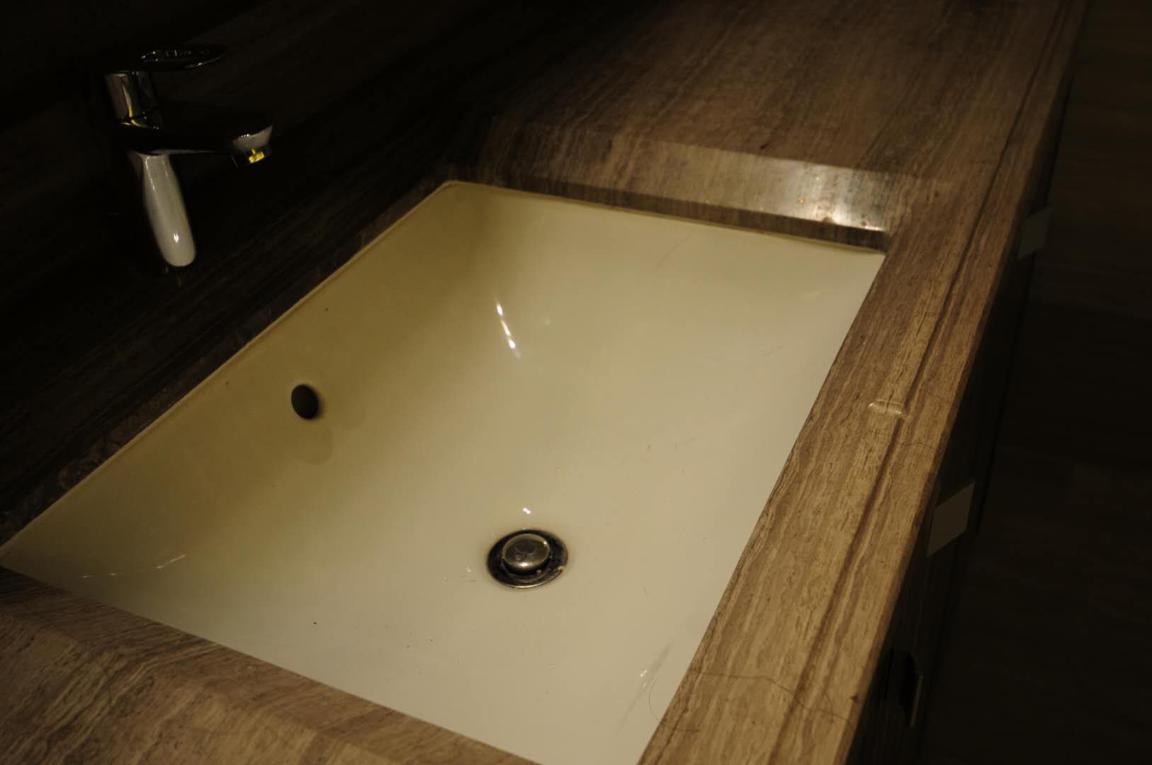 厨房洗手台台面积水怎么解决,洗手池台面积水小妙招