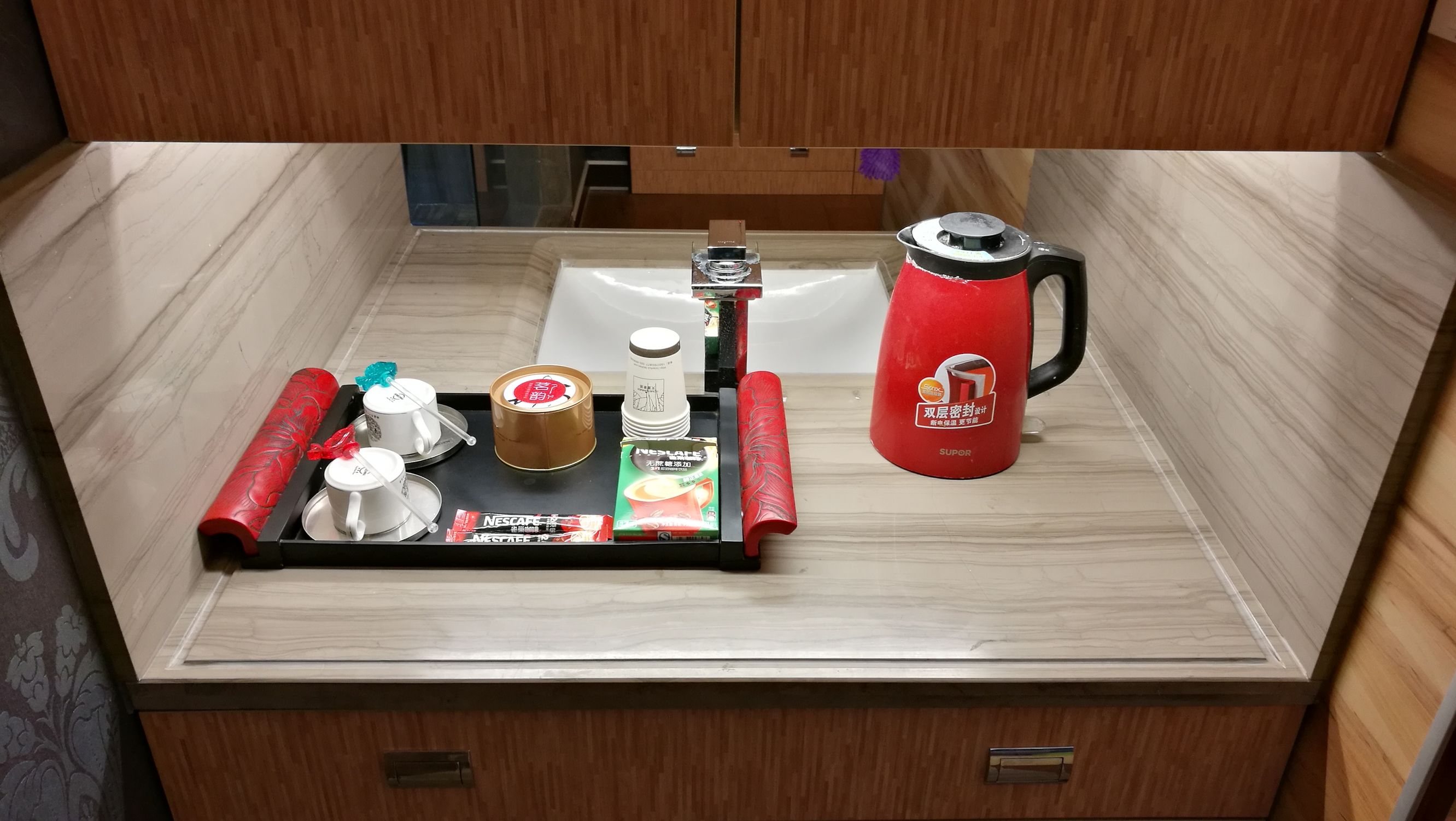 厨房洗手台台面积水怎么解决,洗手池台面积水小妙招