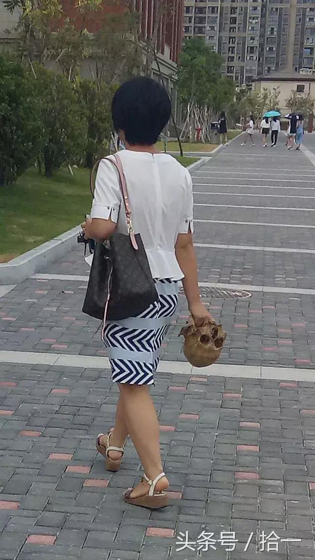 小伙子，听说你咬人不撒嘴，咱俩比比