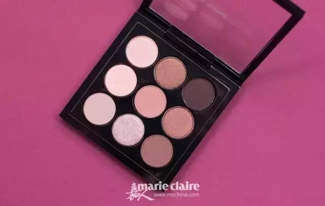 就用30块钱狂收当季爆款彩妆,“带货”女王们的梳妆台超魔性!