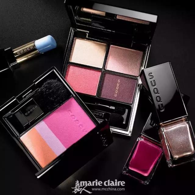 就用30块钱狂收当季爆款彩妆,“带货”女王们的梳妆台超魔性!