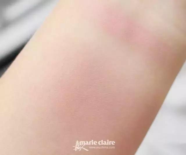 就用30块钱狂收当季爆款彩妆,“带货”女王们的梳妆台超魔性!