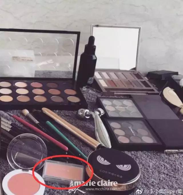 就用30块钱狂收当季爆款彩妆,“带货”女王们的梳妆台超魔性!