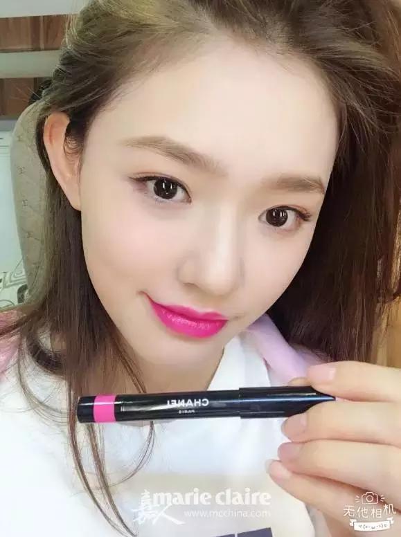 就用30块钱狂收当季爆款彩妆,“带货”女王们的梳妆台超魔性!