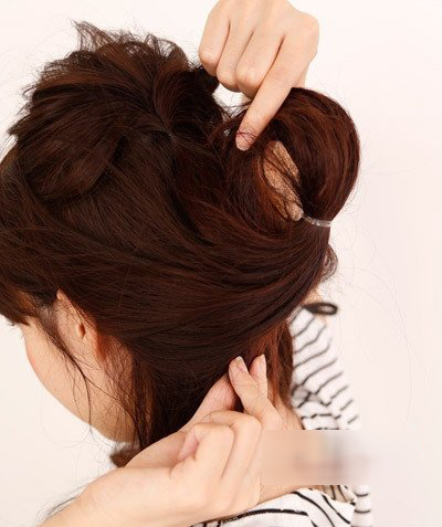 烫过的中长头发简单的盘发,好看的双马尾辫编发教程