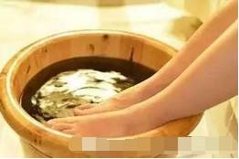 用艾草和姜煮水洗头,艾草浮萍煮水洗头发