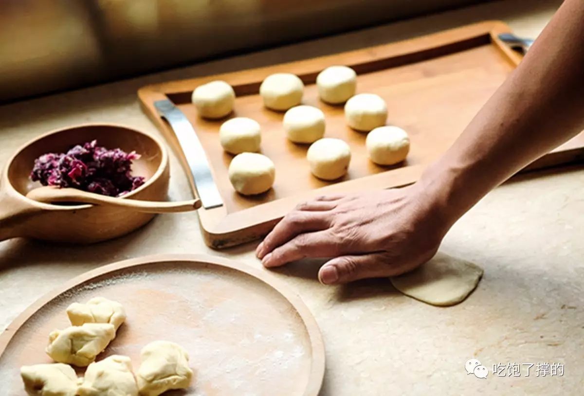 这是一枚用饱含阳光雨露的新鲜玫瑰花做的鲜花饼