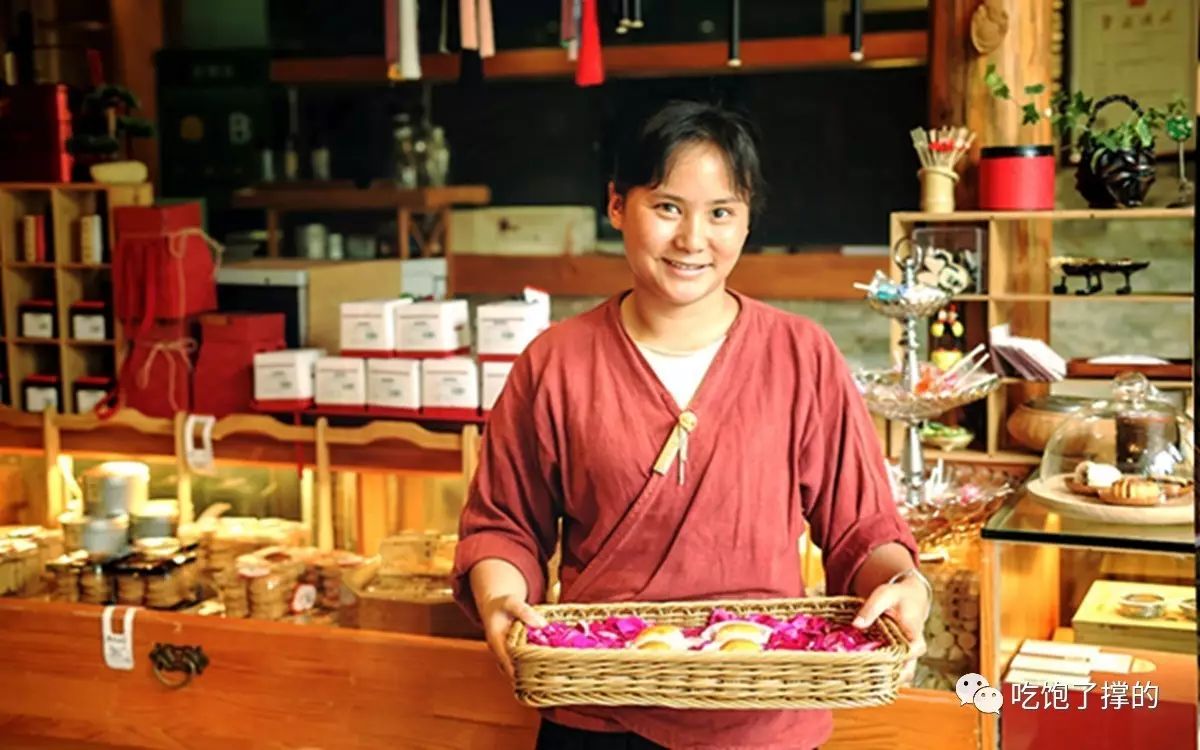 这是一枚用饱含阳光雨露的新鲜玫瑰花做的鲜花饼