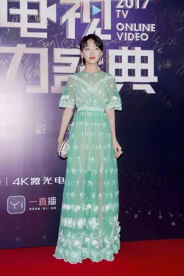 周冬雨burberry最新照片,burberry全球形象大使