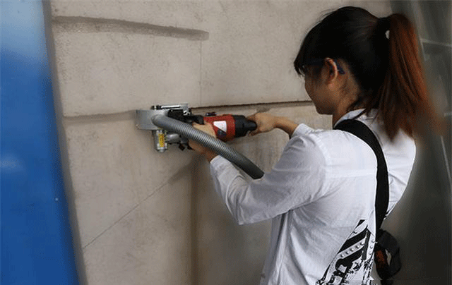 600一天的水电工就是好，地面根本不用开槽，连女人也可以开槽！