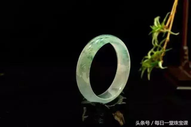 翡翠戴了发黄怎么处理,翡翠手镯发黄怎么补救回来