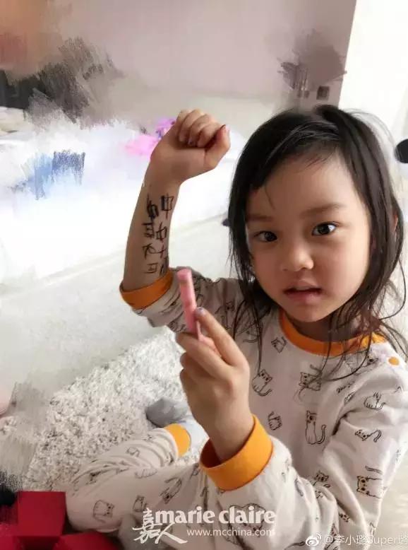 就用30块钱狂收当季爆款彩妆,“带货”女王们的梳妆台超魔性!