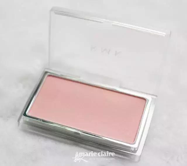 就用30块钱狂收当季爆款彩妆,“带货”女王们的梳妆台超魔性!