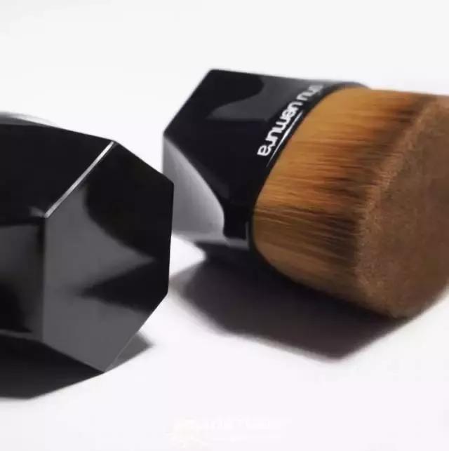 就用30块钱狂收当季爆款彩妆,“带货”女王们的梳妆台超魔性!