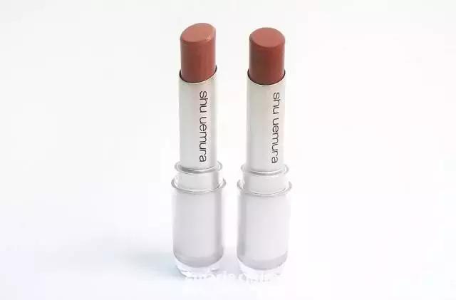 就用30块钱狂收当季爆款彩妆,“带货”女王们的梳妆台超魔性!