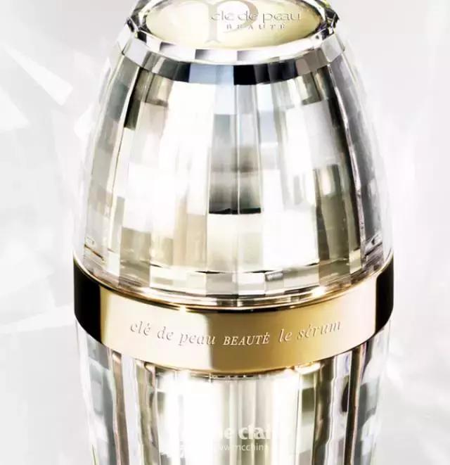 就用30块钱狂收当季爆款彩妆,“带货”女王们的梳妆台超魔性!