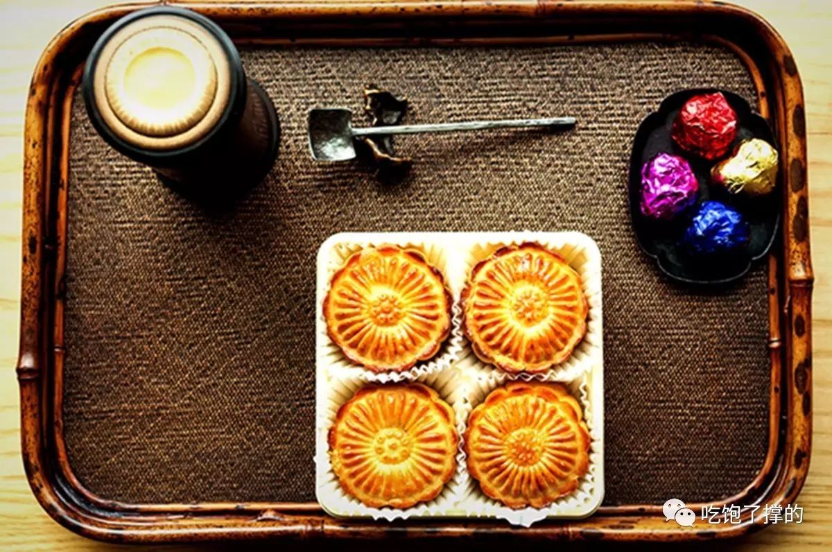 这是一枚用饱含阳光雨露的新鲜玫瑰花做的鲜花饼