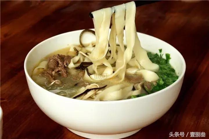 这么偏僻的位置开烩面馆，刚开俩月想吃就要排队，啥情况