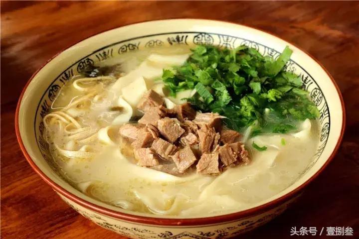 这么偏僻的位置开烩面馆，刚开俩月想吃就要排队，啥情况