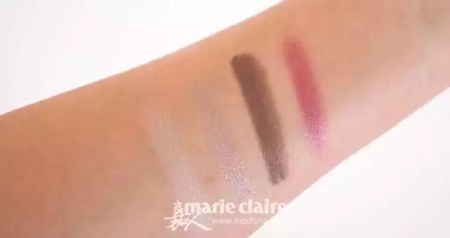 就用30块钱狂收当季爆款彩妆,“带货”女王们的梳妆台超魔性!