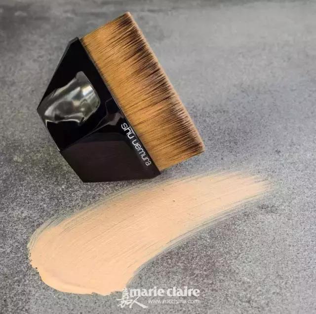 就用30块钱狂收当季爆款彩妆,“带货”女王们的梳妆台超魔性!